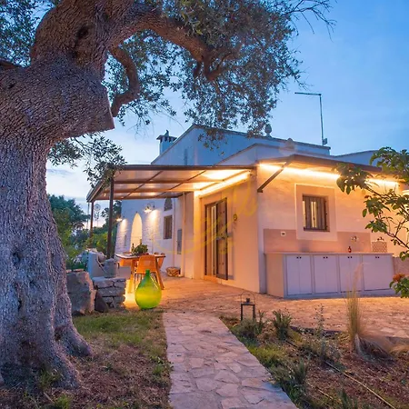 בית נופש Td Trulli Chiara Tastefully Decorated Trulli With Pool *