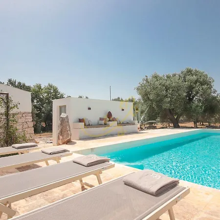 בית נופש Td Trulli Chiara Tastefully Decorated Trulli With Pool *