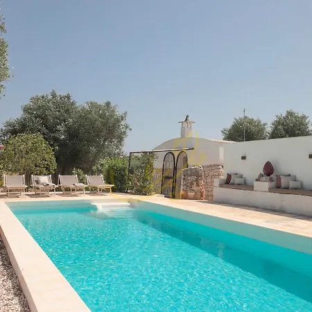 בית נופש Td Trulli Chiara Tastefully Decorated Trulli With Pool *